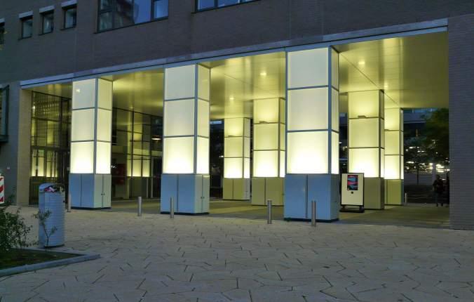 De snede door het gebouw is vormgegeven middels glazen puien: tijdens de passage van de doorgang