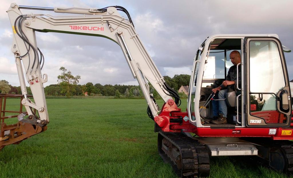 Han werkt, indien aanwezig, Arbo technisch veilig vanaf een tafel, aanhangwagen of hooibaal.