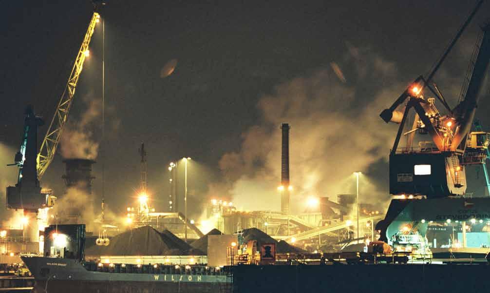 Overslag van kolen en ertsen bij Tata Steel IJmuiden 20 -