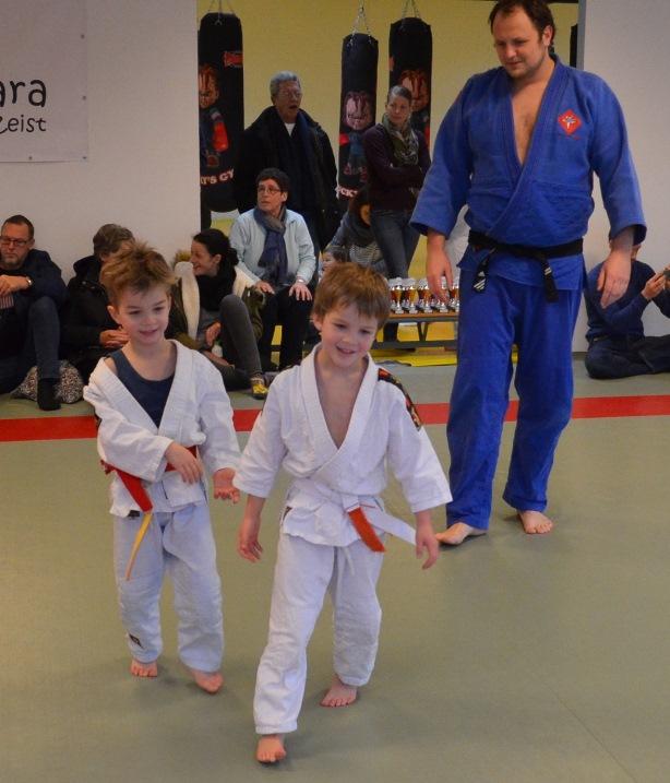 Braziliaans Jiujitsu is meer gericht op controletechnieken dan bij judo maar het lijkt er verder heel veel op.