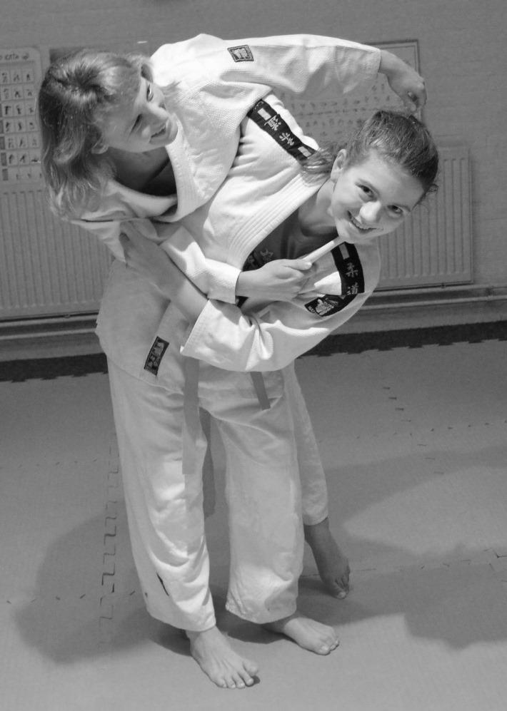 JUDOKA VAN DE MAAND Judo is heel ruig maar tóch eerlijk Naam. Jikke van der Kooij. Leeftijd. 13 jaar. Kleur band/slip. Oranje band. Hoe lang zit je op judo. Ongeveer 2 jaar. Favoriete schoolvakken.