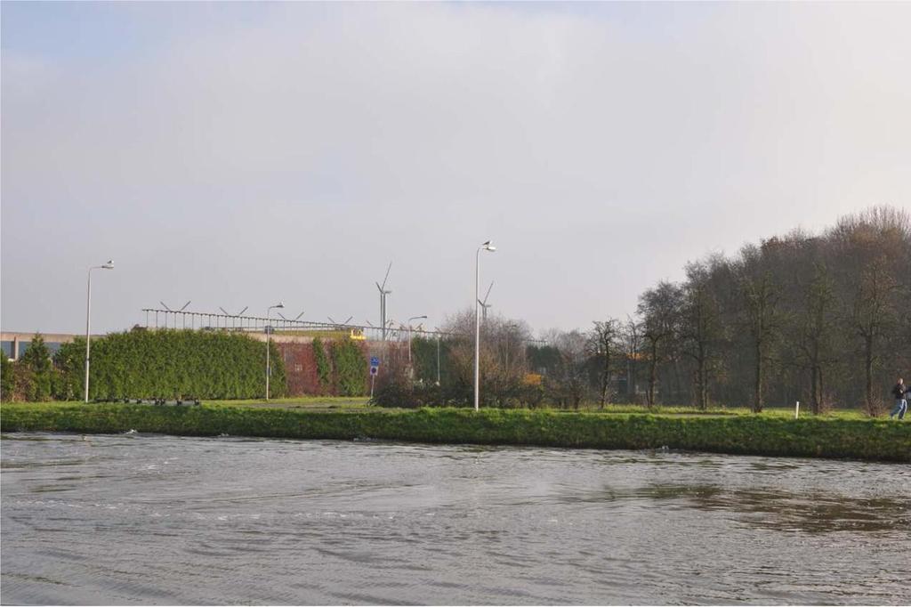 Figuur 5.5 Zicht vanuit het kanaal binnen Vianen; de turbines als onderdeel van het stedelijke gebied Figuur 5.