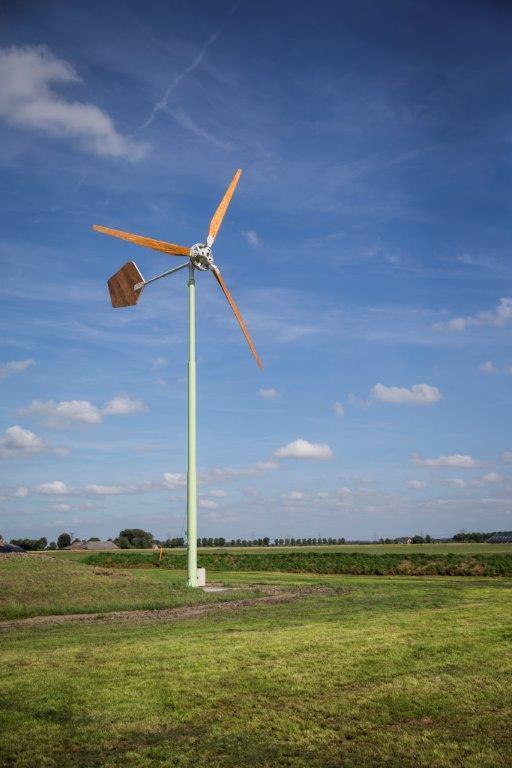 Een houten windmolen, in Nederland geproduceerd, telt