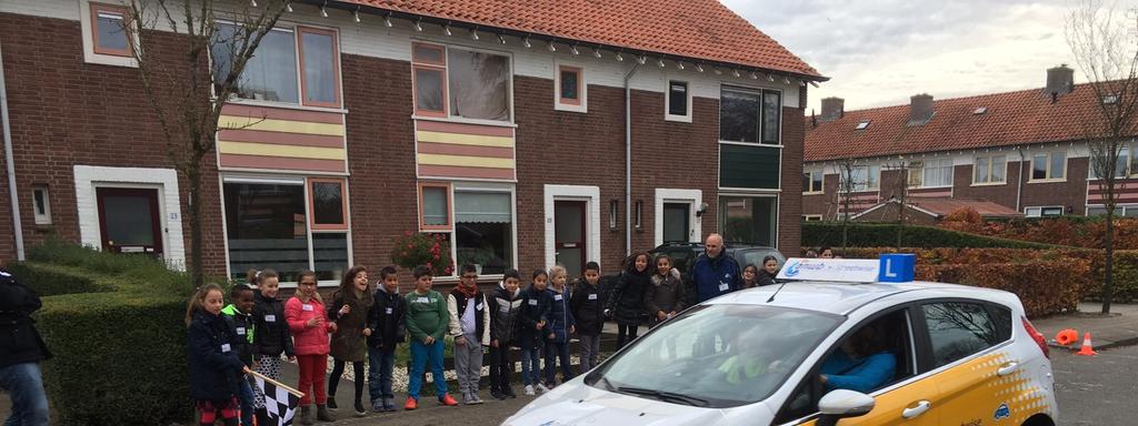 Lijster kids ANWB streetwise door Sahra Op woensdag 4 november had elke klas ANWB streetwise. Dat is dat we gaan oefenen voor het verkeer. Groep 5 en 6 ging in een auto. We zaten goed vast.