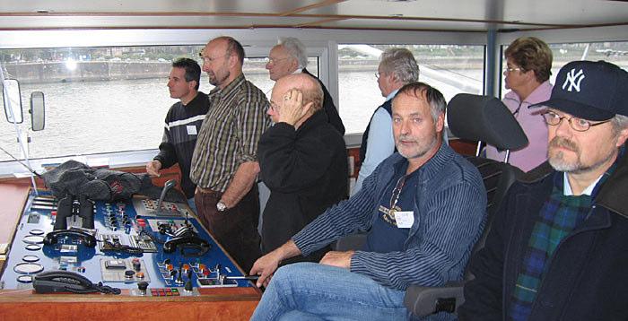 Instructeur Klaus (tweede van links) probeert ons zijn liefde voor de rivier bij te brengen met veel informatie over wat we onderweg zien en wat we beslist moeten weten om veilig de rivier te bevaren