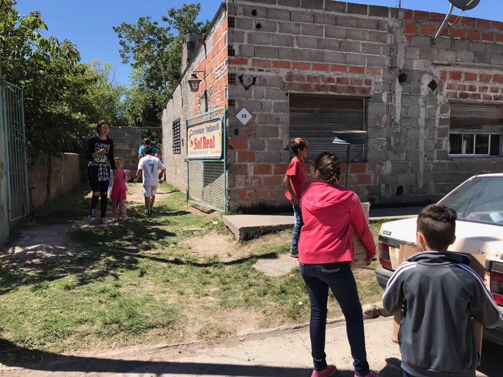 Bedoeling is, zoals ook bij onze andere projecten is gebeurd, dat ouders en vrijwilligers zélf voor uitvoering zorg dragen. Un Abrazo Para Los Amigos faciliteert enkel in de aanschaf van materialen.