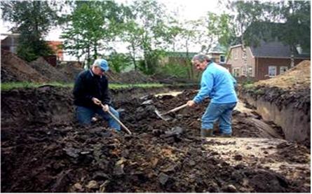 Twee heemkundigen op zoek naar sporen op de locatie van de 'herstarters' Alleen het zuidelijk gedeelte kon worden opgegraven.