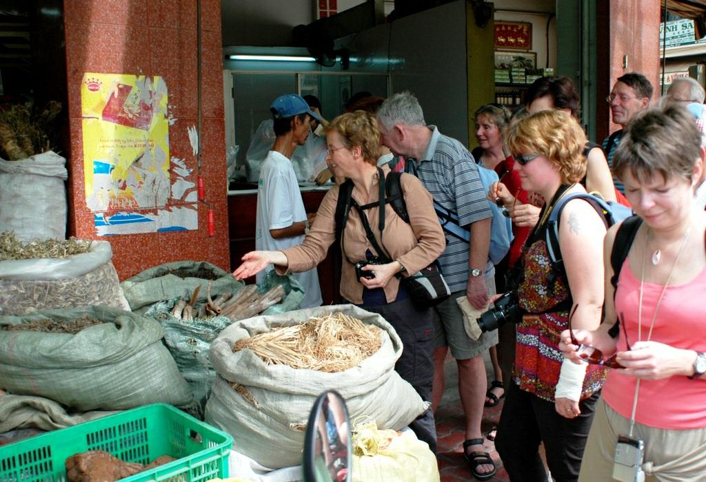 Dag to t dag bes chri jvi ng Saigon Dag 1 Amsterdam - Saigon Dag 2 aankomst Saigon Dag 3 Saigon, bezoek markt en kookles In de ochtend arriveren we in Saigon, de Vietnamese hoofdstad die omgedoopt is