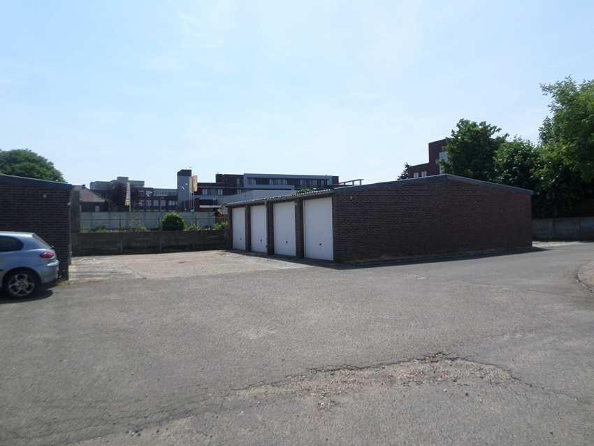 PARKEREN Parkeren op eigen terrein. Voorts openbare parkeerplaatsen langs de Hoofdstraat (parkeren m.b.h. blauwe schijf) BESTEMMING Het object valt binnen het bestemmingsplan Kerkrade Oost III.