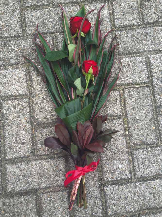 Sympathy flower Deze Sympathy flower heb ik op school gemaakt. Ik heb voor rode rozen (Red Naomi) gekozen. De diep rode kleur vind ik passend bij de gelegenheid.