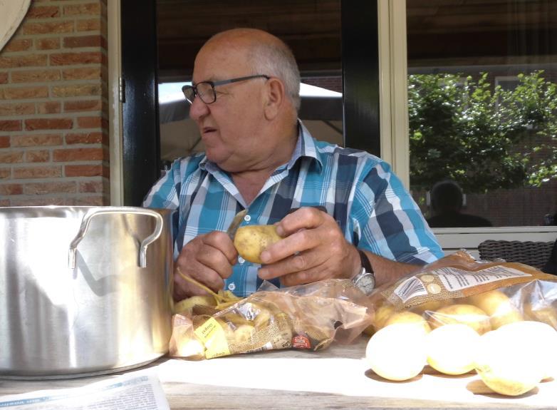 's Middags vermaakten we ons prima bij ons eigen huisje. We maakten mooie tekeningen, Bep deed een act met dansjes, we zongen samen, en Gerrit begeleidde ons op de gitaar.