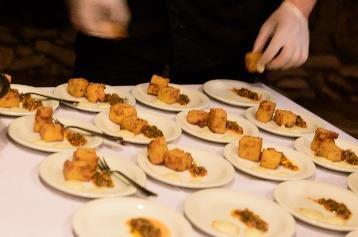 Gazpacho; keuze uit tomaat, watermeloen of komkommer Pompoenkokos soep Tom kha soep Pommodorosoep met knoflookroom Carpaccio van Dorade met tomaten salsa, gefrituurde kappertjes en piccalilly Tartaar