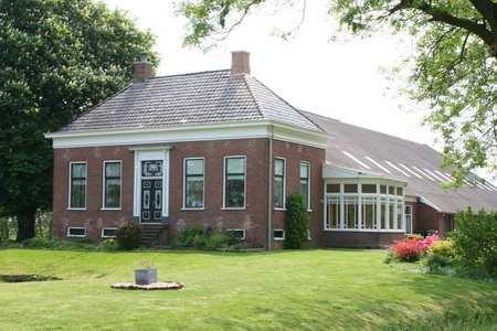 WOLTERSUM Bouwerschapweg 60 x xx xx xx xx Dwarshuisboerderij uit 1887. Uitgevoerd als symmetrisch opgezet voorhuis met neoclassicistische elementen.