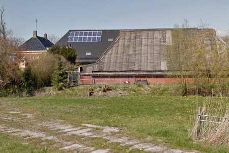 Voorhuis uitgevoerd met wolfseind en bekroond met schoorsteen. Met sober erf beeldbepalend gelegen aan de Lageweg. In 2001 is de functie van de boerderij gewijzigd naar wonen.