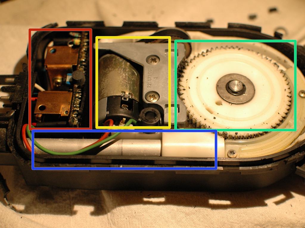 Stap 4 Is de interne componenten van de motor zijn: besturingskaart Elektrische motor Plastic aandrijftandwielen antenne as De antenne omhoog en omlaag te bedienen, de elektrische motor draait in de