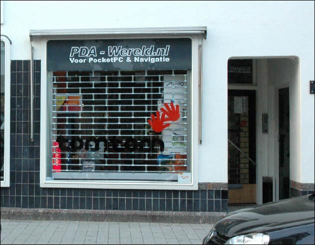 Denk aan een bloemenhoek in een supermarkt of een restaurantgedeelte in