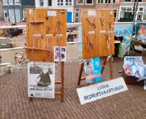 Daarbij is er verkoop van artikelen als verenigingsvlag en is de stand ook bekend door het meest zichtbare; de collectie scheepvaartboeken; derhalve dikwijls genoemd boekenstal.