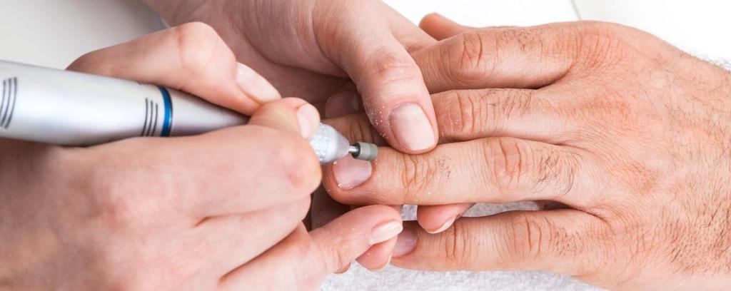 2.6 Manicurebehandeling De zorgmedewerkers van WZH knippen uw nagels en verzorgen uw handen.
