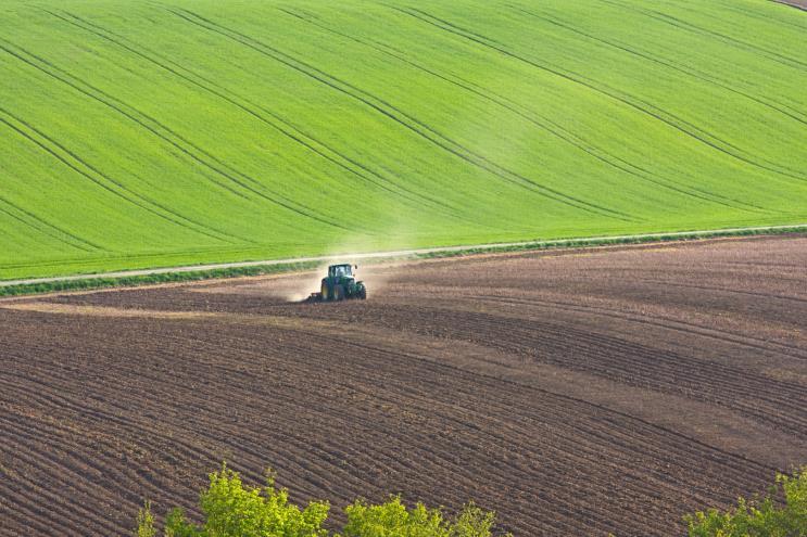 Agrarische grondprijzen in de EU in 2016 Huib Silvis en Martien Voskuilen De gemiddelde agrarische grondprijzen in de landen van de Europese Unie (EU) lopen sterk uiteen, zowel tussen als binnen de