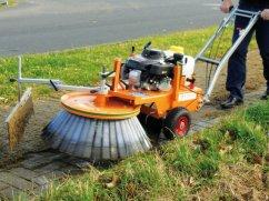 snelheid Wielen en borstel links en rechts in hoogte regelbaar Watertank van 10 liter voor extra koeling van de borstel Werkbreedte 70 cm 110 kg