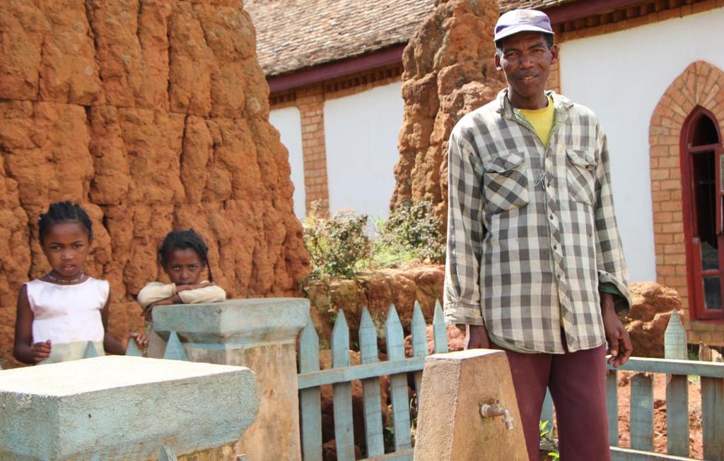Drinkwaterpunt in Ambatomirahavavy, Madagaskar Dries Moorthamers Water in landen op weg naar ontwikkeling 1.