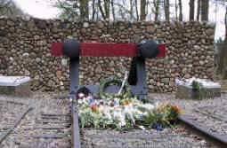 Nationaal Monument op het terrein van voormalig Kamp Westerbork Dit monument bestaat uit een spoorlijn met 97 houten bielzen.