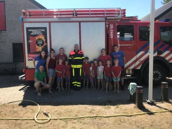 Wat hebben de kinderen (en leiding) genoten van dit mooie zomerse beroepenweekend! We begonnen op vrijdagavond met een bosspel. Daar kwamen we Stuiter tegen die niet wist wat ze later wilde worden.