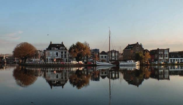 Water Delft is onder andere door haar passantenhaven aan de Kolk ook aantrekkelijk voor watertoeristen. Ook de Delftse grachten vormen aantrekkelijke routes door de stad.