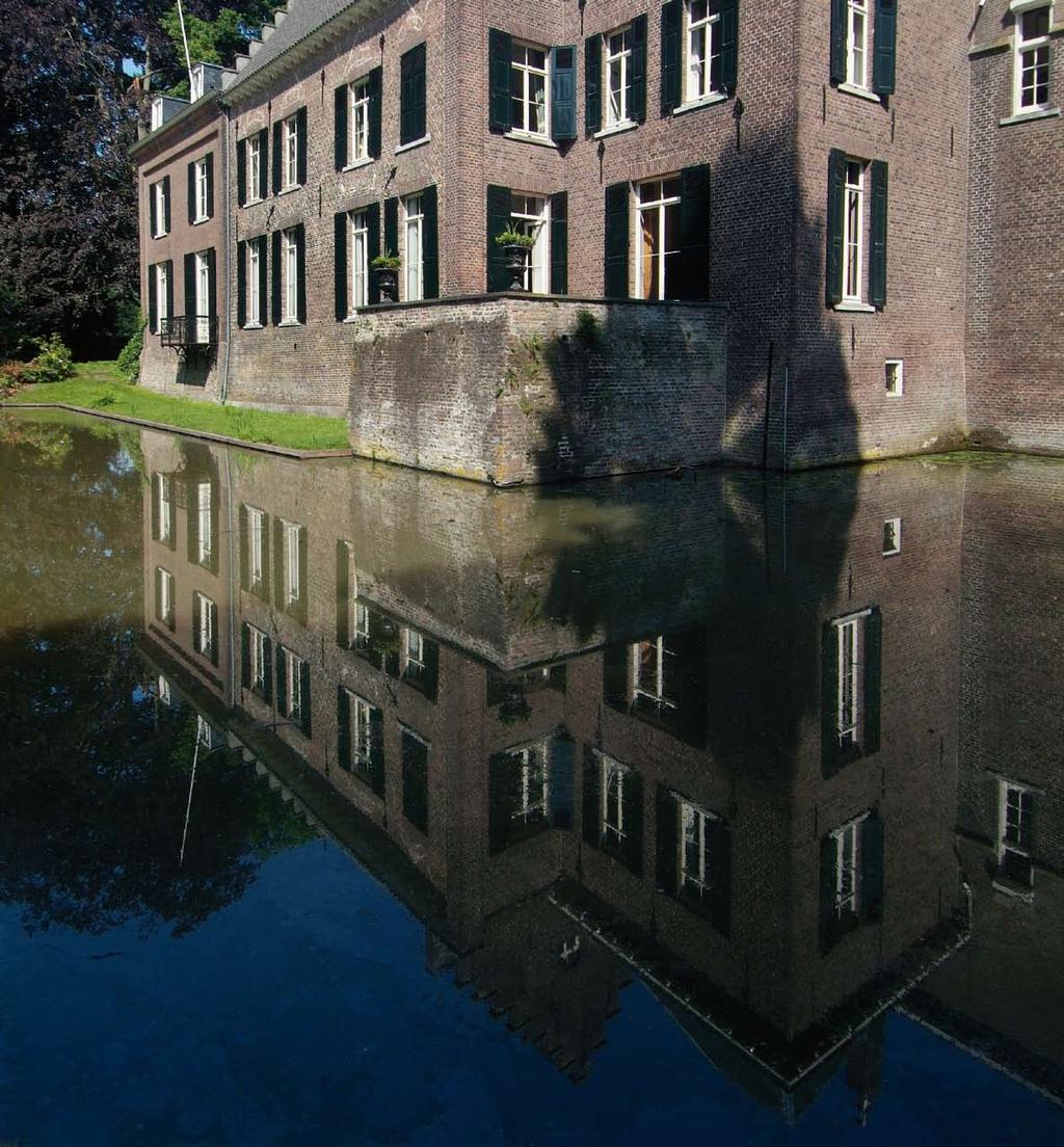 Hooghuis De Burght zelf, omgeven met grachten en palissaden bestond uit een poortgebouw, diverse bijgebouwen en een zogenaamd hooghuis: een woondeel met twee verdiepingen en zelf ook voorzien van n