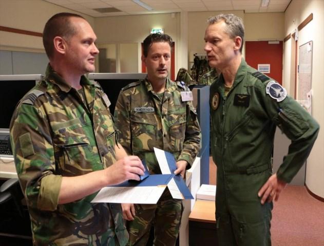 Collega s Dekker en Hoksbergen ontvangen pionierscoin 17 maart 2017 10:37 Een bijzonder moment vandaag voor sergeant majoor Henk- Jan Dekker en sergeant majoor David Hoksbergen.