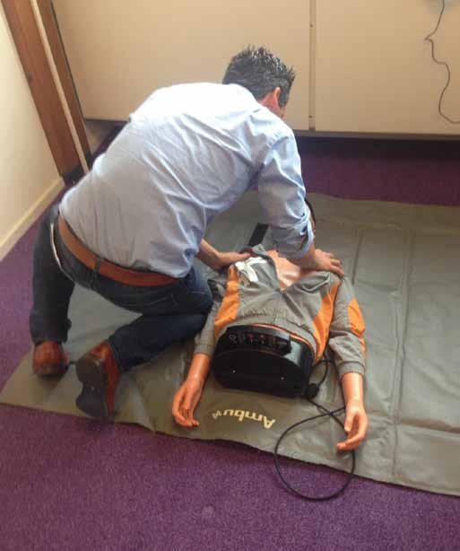 Reanimatie door vrijwilligers en toegenomen gebruik AED s zorgen voor hogere overlevingskans bij hartstilstand in de regio Nijmegen Er komt een 112-melding binnen bij de meldkamer Ambulancezorg