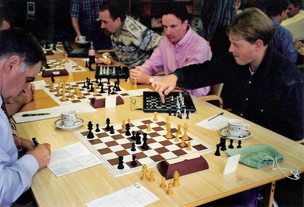 Ik bevond me in de bevoorrechte positie dat Jan Louwman mij gevraagd had om als operator mee te doen aan dit mens-computerschaakfestijn.