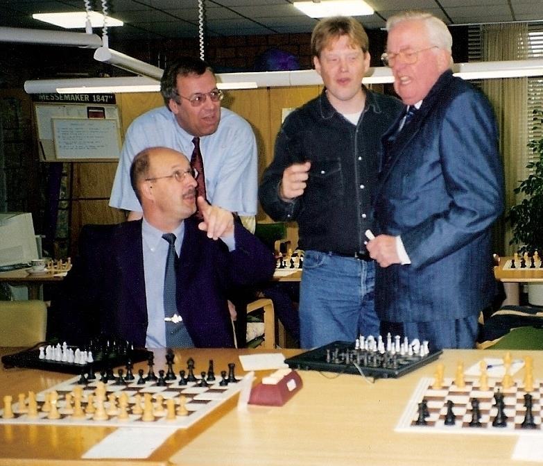 Een gezellig onderonsje na afloop. Van links naar rechts: Gert-Jan Ludden (zittend), Henk de Kleijnen, Rob van Son en Jan Louwman. Het MegByte team wint! Uiteindelijk wonnen de computers met 6½-1½.
