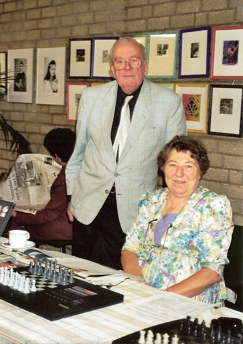 Tenslotte nog een toegift: Jan en Cobie Louwman poserend voor mijn camera tijdens de wedstrijd van het MegaByte team tegen het eerste team van schaakvereniging De Baronie, 12 september 1998.