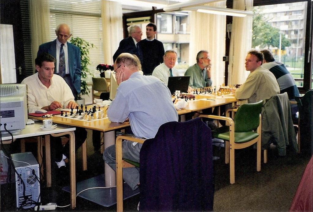 De deelnemers in actie. Eerste bordspeler Gert-Jan Ludden (links op de rug kijkend) is in diep gepeins verzonken tegen het programma Nimzo98 van de Oostenrijkse programmeur Chrilly Donninger.