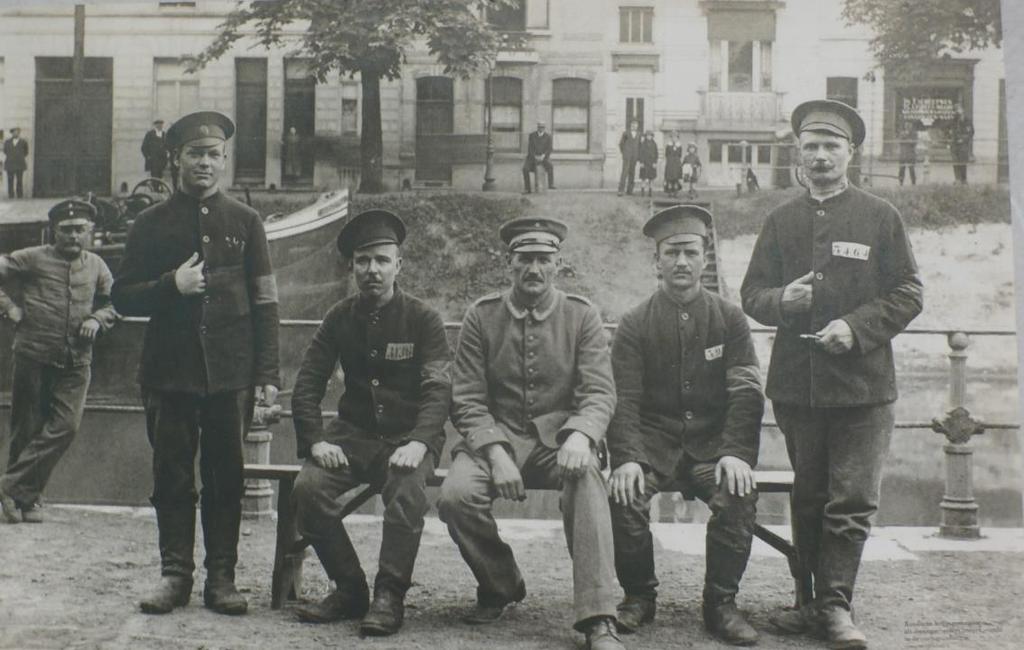 Muinkkaai 16 /17 Kantienberg Waar zouden we deze foto kunnen plaatsen waar hij hoor te zitten? Het is een foto uit de 1 ste wereldoorlog met Russische krijgs-gevangene voorop.