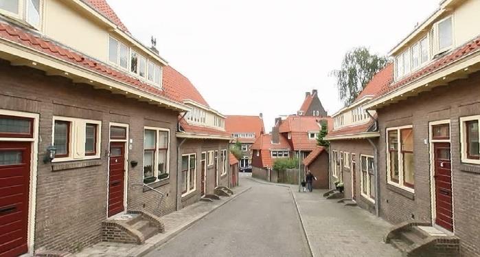 De vieringen worden eens per twee weken gehouden, op zondag aan het einde van de ochtend, en beginnen steeds met een gezamenlijke lunch.