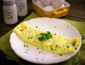 Omelet-pannekoek 1 eier per persoon 15 ml water sout en peper 10 ml olyf- of avokado-olie van jou keuse, bv. suurlemoen, knoffel of brandrissie guacamole (avokadodip) vars kruie van jou keuse, bv.