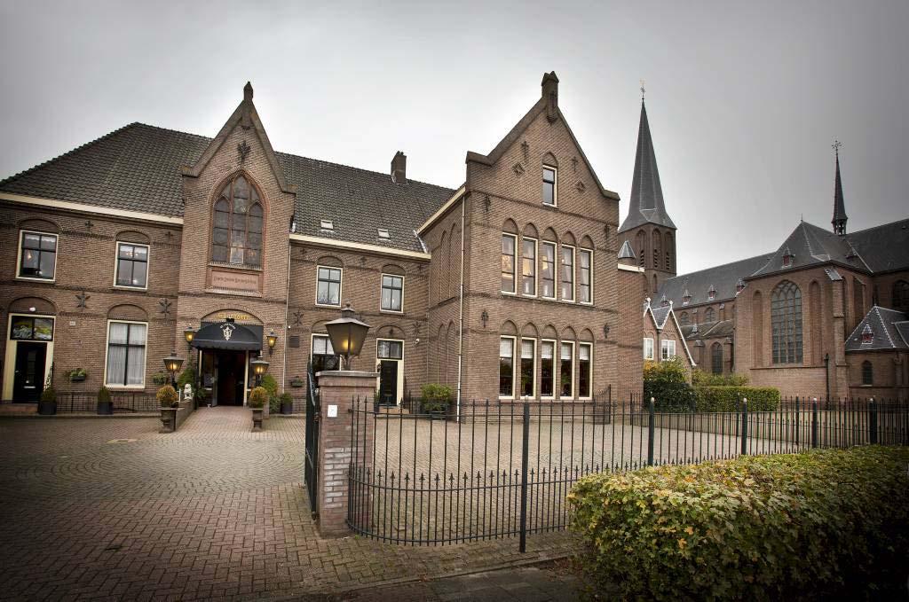 Met honingraat structuren en de knik in de balkons en galerijen, is het een speels en inspirerend gebouw om te zien. 3.