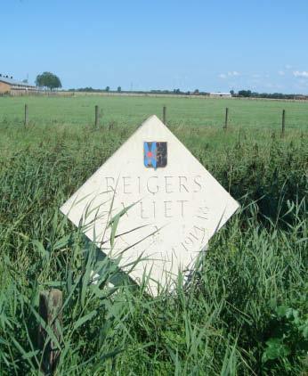 Aan weerszijden van de ingangspoort van de kerk vinden we de herdenkingsplaten ter herinnering en hulde aan de gesneuvelden van het 8 Linieregiment en de Karabiniers.