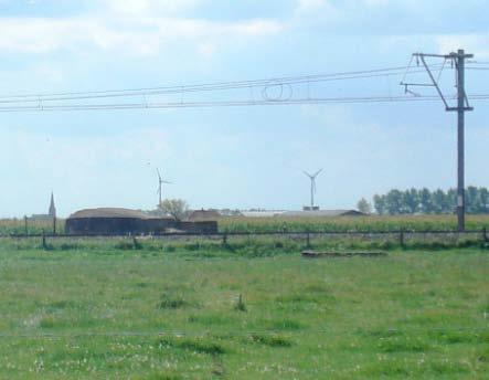 Van hieruit was het nog geen 2 kilometer tot Kaaskerke en de Dodengang en amper 4 kilometer tot Diksmuide. In de verte doemen de contouren op van de IJzertoren.