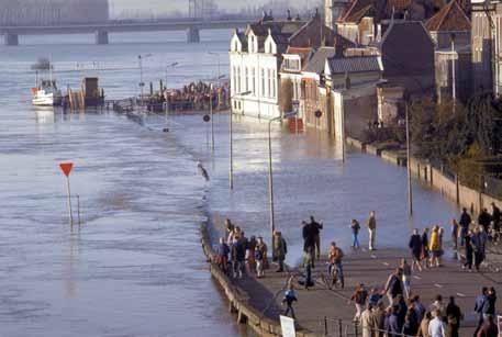 twee Bron: ANP/Hans Steinmeier Ook in de toekomst is meer ruimte voor de rivier een optie om steden als Deventer te vrijwaren van wateroverlast en overstromingen.