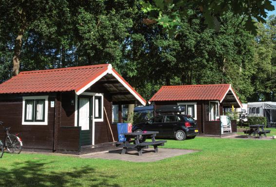 De ruim opgezette kampeervelden zijn op zichzelf al een waar speelparadijs! Badmintonnen of knutselen voor de tent: ze hebben alle vrijheid!