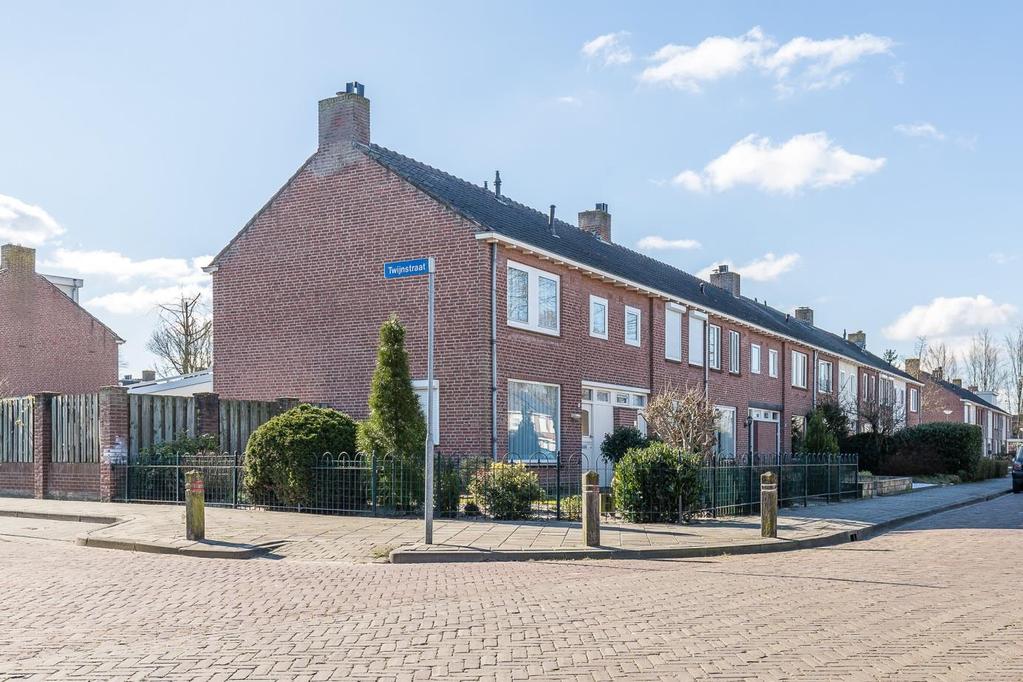 Vraagprijs 275.000,= k.k. Een keurig onderhouden hoekwoning met carport, berging en een ruime tuin op het zuiden.