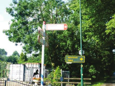 Dit mede vanwege het feit dat er slechts twee mogelijke aanrijdroutes zijn naar Rijnhof, enerzijds vanaf Kamerik en Woerden west en anderzijds vanuit Harmelen en Woerden zuidoost.