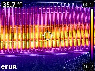 Om dit warmteverlies naar de massa te verminderen kan radiatorfolie tegen de wand van de put worden bevestigd. Op de onderstaande foto s is het leidingwerk van het verwarmingssysteem te zien.