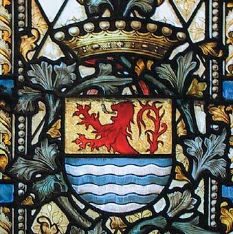 Op de glasramen zijn de wapenschilden afgebeeld van de vele gebieden waarover Karel de Vijfde regeerde in de jaren 1500.