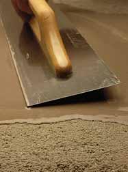 Voor het leggen van houten vloeren bedraagt de minimale laagdikte 3 mm. Vorm: fijn poeder. Kleur: grijs-lichtroze.