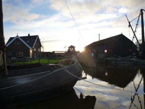 Nadat de start is geweest en de schepen voorbij zijn gekomen, wordt de motor gestart en varen we zelf ook naar zee, zoals de mensen in de zuidwest hoek praten over het IJsselmeer.