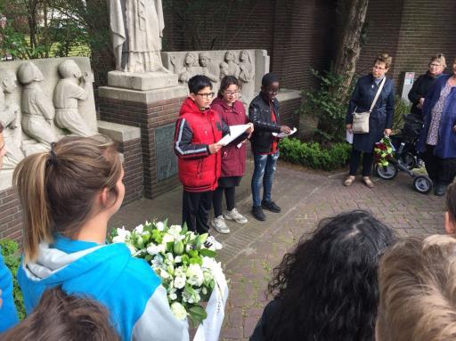 ***Mededelingen*** Herdenking bij monument Bonifatiuskerk Afgelopen dinsdag 24 april hebben de kinderen uit de groepen 8 de oorlogsslachtoffers herdacht bij het monument voor de Bonifatiuskerk,